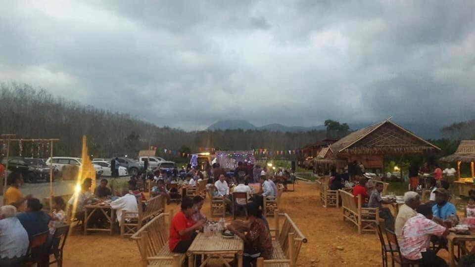 ไร่นาบัวหลวง คาเฟ่ & ฟาร์มสเตย์ Raina Bualuang Cafe & Farm Stay Ban Na No エクステリア 写真