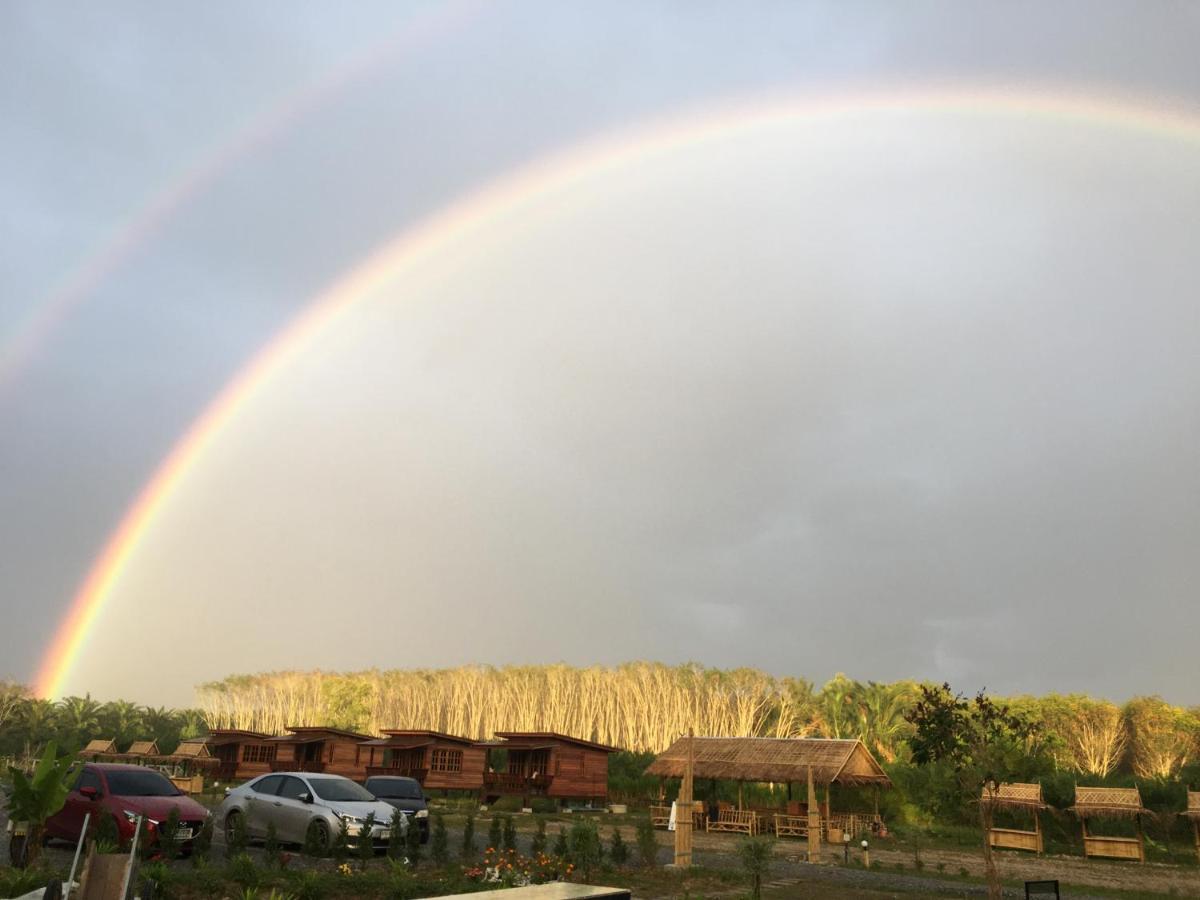 ไร่นาบัวหลวง คาเฟ่ & ฟาร์มสเตย์ Raina Bualuang Cafe & Farm Stay Ban Na No エクステリア 写真
