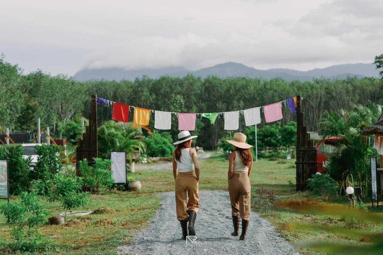 ไร่นาบัวหลวง คาเฟ่ & ฟาร์มสเตย์ Raina Bualuang Cafe & Farm Stay Ban Na No エクステリア 写真